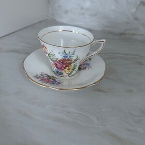 Floral Teacup and Saucer Set ☕ Colclough Bone
Made in 🇬🇧 Gold plate ⚜️⚜️⚜️⚜️⚜️